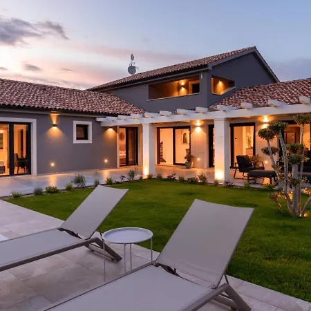 Albarella Familyhouse With Pool