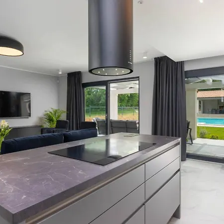 Albarella Familyhouse With Pool