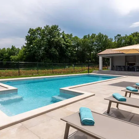 Albarella Familyhouse With Pool