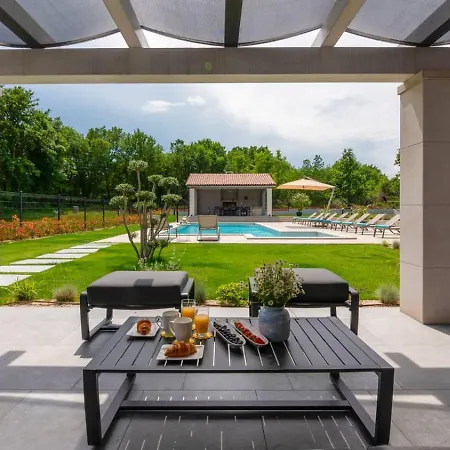 Albarella Familyhouse With Pool
