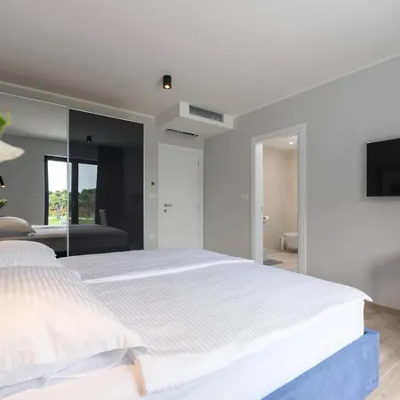 Apartment Albarella Familyhouse With Pool