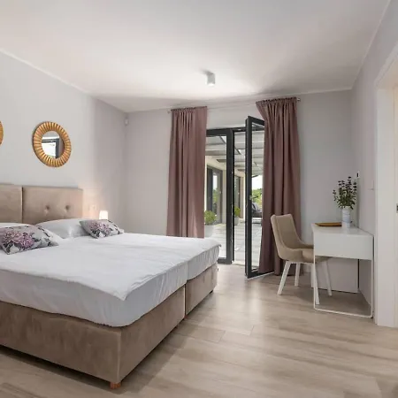 Albarella Familyhouse With Pool Apartment